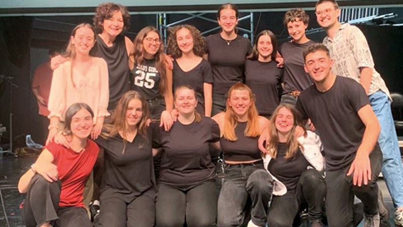 Eibarko Koro Gaztearen historia oholtza gainean