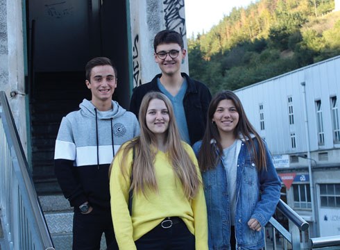 Eibarko Koro Gazteko Beñat, Iker, Oihane eta Garazi: "Hilaren 19an gure musikala Ermuko Antzokian aurkeztuko dugu. Animatu!"