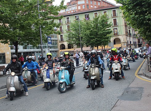 Eibarko Lambretta Klubak antolatutako topaketak motorrak berriz errepidera atera zituen