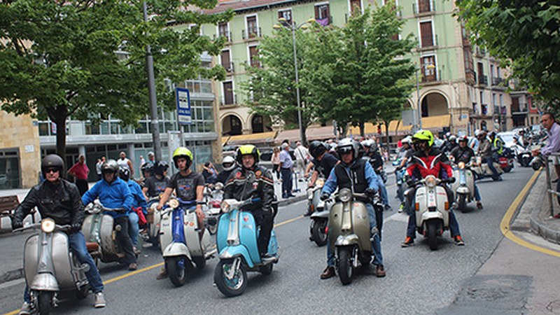 Eibarko Lambretta Klubak antolatutako topaketak motorrak berriz errepidera atera zituen