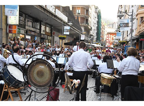 Eibarko Musika Bandak kalejira eta kontzertua eskainiko ditu domekan