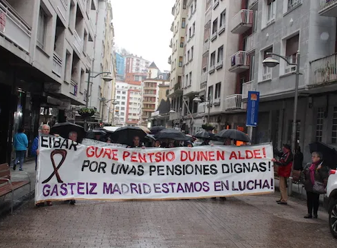 Eibarko pentsiodun eta jubilatuek manifestazioa egin dute gaur eguerdian (argazkiak)