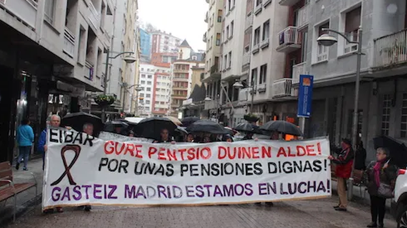 Eibarko pentsiodun eta jubilatuek manifestazioa egin dute gaur eguerdian (argazkiak)