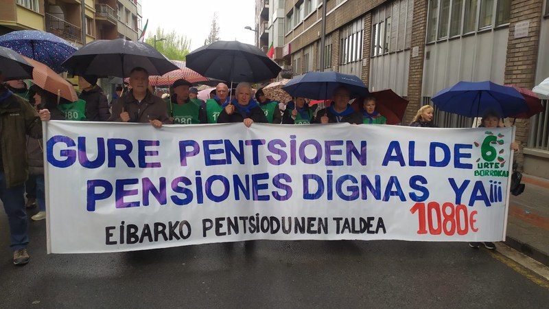 Eibarko Pentsiodunak Gasteizen izan dira pentsio duinak aldarrikatzeko
