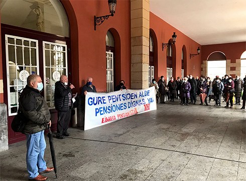 Eibarko pentsiodunek azken hiru urteotako aldarrikapenak egin dituzte gaur ere