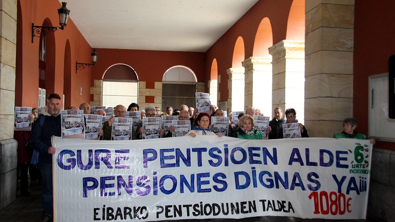 Eibarko pentsiodunek bat egin dute osasungintza publikoaren aldeko manifestazio deialdiarekin