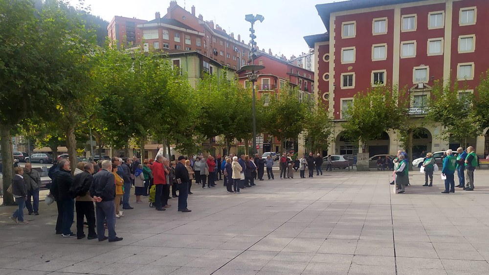 Eibarko Pentsiodunen Taldeak pentsio duin eta publikoen aldeko elkarretaratzea egin du