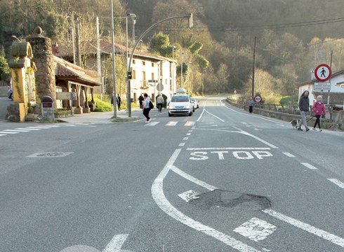 Eibarko PPk herriko kaleetan dagoen asfaltatze egoera salatu du eta azpiegitura egokietan inbertitzeko eskatu dio Udalari