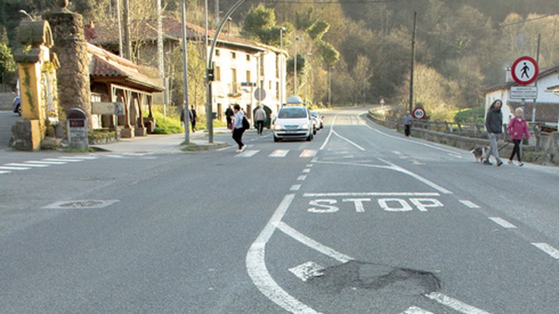 Eibarko PPk herriko kaleetan dagoen asfaltatze egoera salatu du eta azpiegitura egokietan inbertitzeko eskatu dio Udalari
