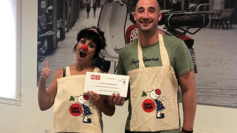 Eibarko Sozialistek Arrateko txosnan bildutako dirua Algaraklown elkartekoei eman diete