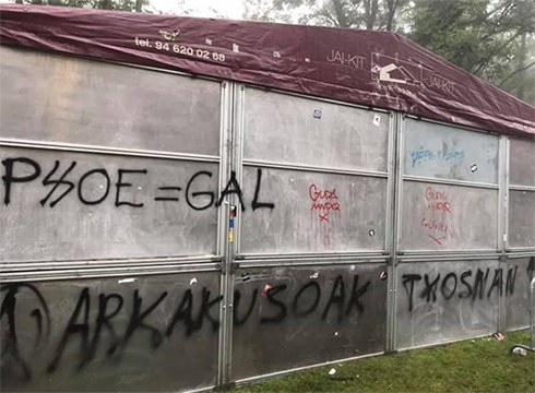 Eibarko Sozialistek euren txosnaren kontrako erasoa gaitzetsi dute