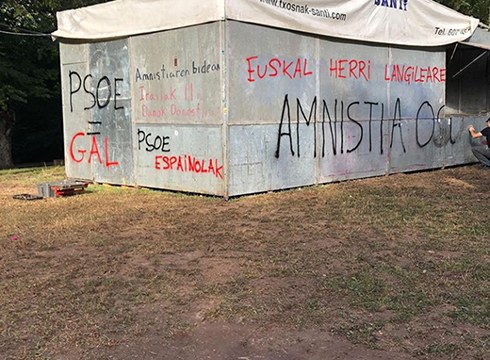 Eibarko Sozialisten txosnaren kontrako erasoa gogor gaitzetsi dute