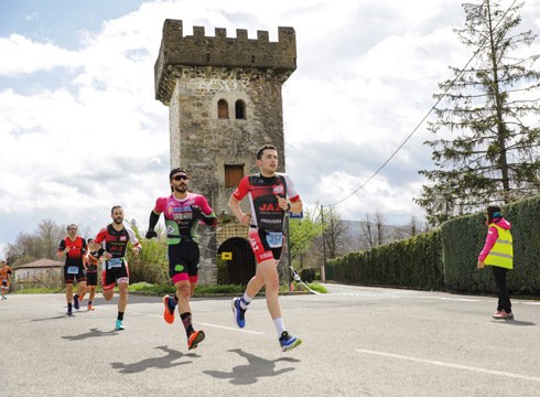 Eibarko triatletek taldekako hamargarren postua eskuratu zuten Zuiako Duatloian