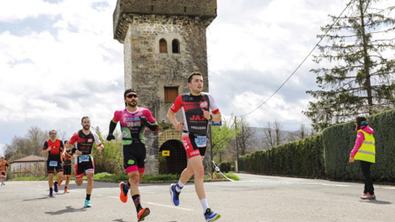 Eibarko triatletek taldekako hamargarren postua eskuratu zuten Zuiako Duatloian