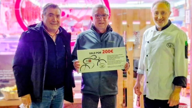 Eibarko Txirrindulari Elkarteak Txistorra Eguneko saria entregatu du