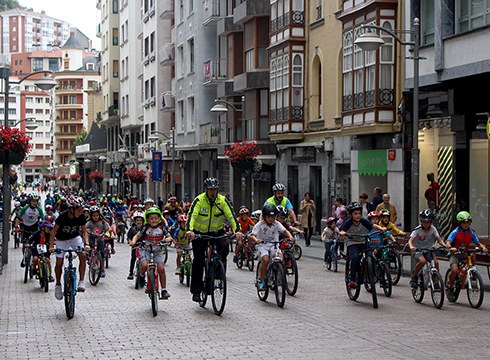 Eibarko Txirrindularien Elkarteak antolatuta Bizikleta Eguna ospatu zen atzo goizean