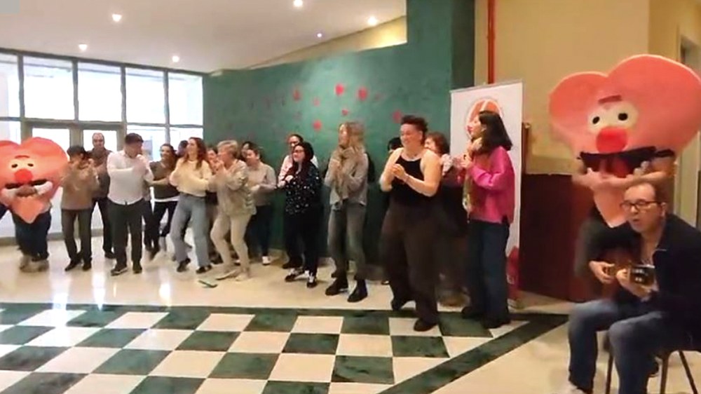 Eibarko Udal Euskaltegiko ikasle eta irakasleek gogotsu hartu dute parte EITB Maratoiaren erronkan