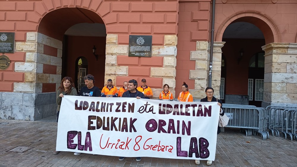 Eibarko udal langileek kontzentrazioa egin dute lan baldintzak hobetzeko