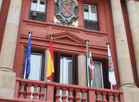 Eibarko udala banderen inguruko legea betetzen hasi da