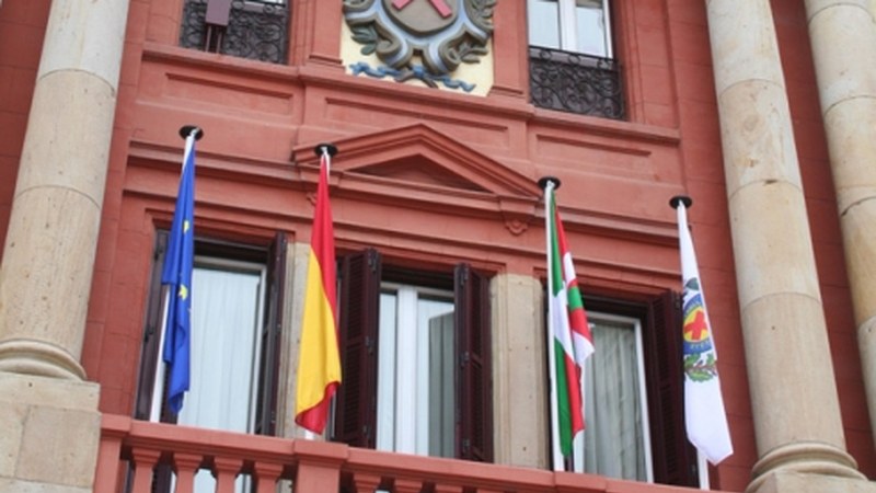 Eibarko udala banderen inguruko legea betetzen hasi da