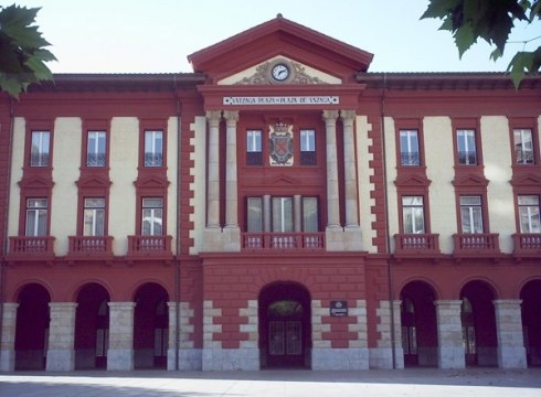 Eibarko Udala salatu dute, Espainiako bandera ez ipintzeagatik