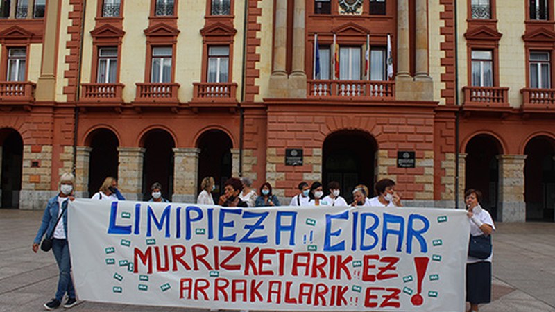 Udalak azpikontratatutako garbitzaileek murrizketen kontrako elkarretaratzea egin dute