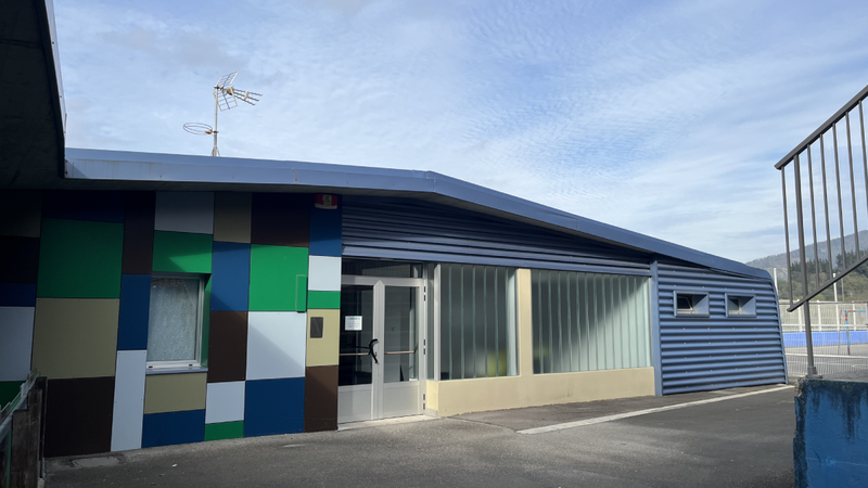 Eibarko Udalak gogor kritikatu du haurreskolako plazak murrizteko Jaurlaritzaren erabakia