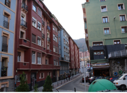 Atzotik lau pertsona gehiago ari dira garbiketa eta desinfekzio lanetan Eibarren