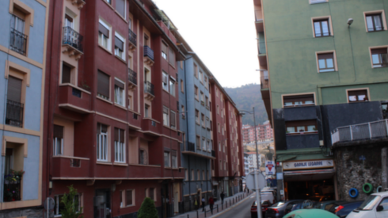 Atzotik lau pertsona gehiago ari dira garbiketa eta desinfekzio lanetan Eibarren