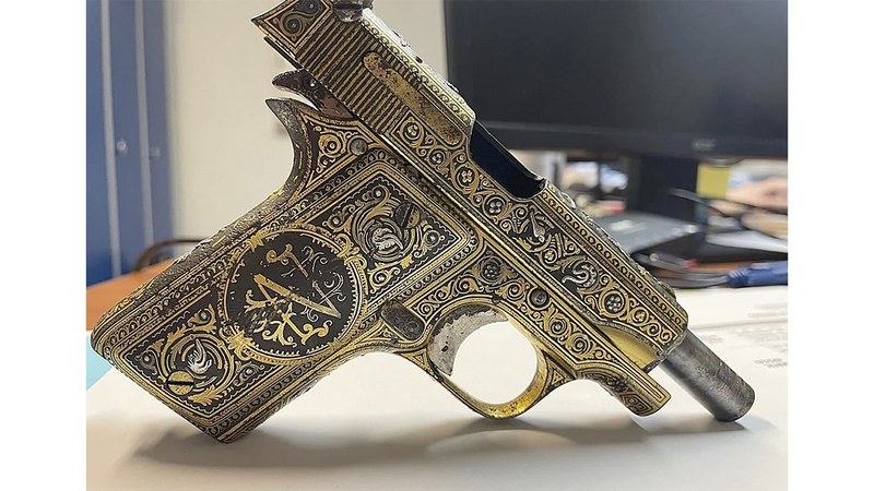 Eibarko Udalak izapideak egiten dihardu Niceto Alcala Zamorari 1932an oparitutako pistola berreskuratzeko