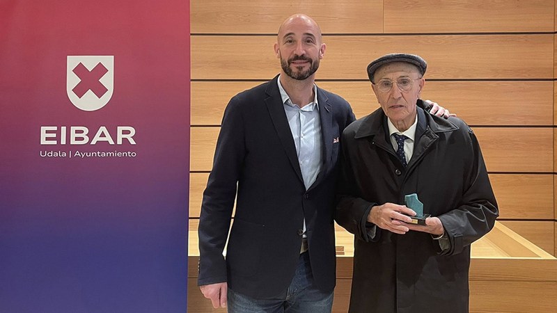 Eibarko Udalaren aitortza jaso du Felix Elkoroiribe eibartarrak