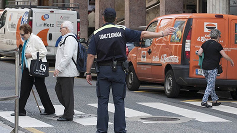 Eibarko udaltzainek armak eraman behar dituztela dio Auzitegi Gorenak