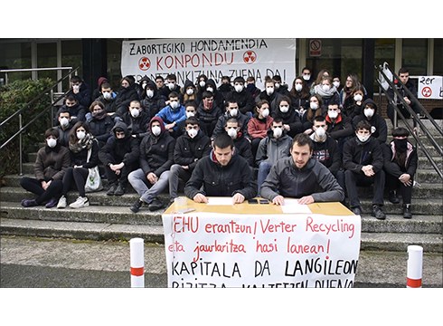 Eibarko Unibertsitateko ikasleek greba mugagabeari ekin diote