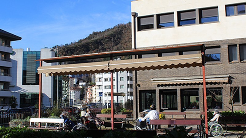 Eibarko zahar-egoitzak hasi dira egoiliar eta langileei txertoak jartzen