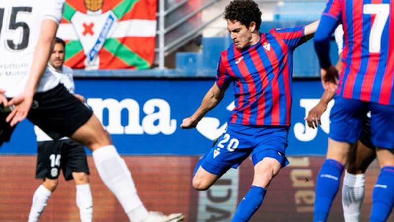 Eibarrek ez ditu hiru puntuak lortu, baina lidergoan jarraitzen du (0-0)