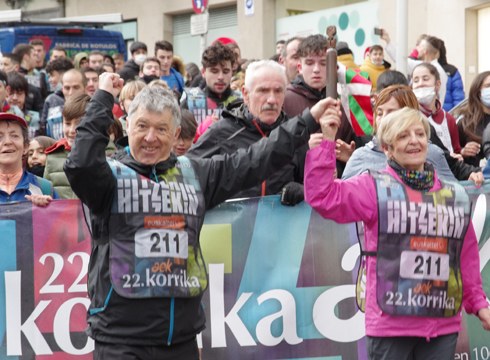 [ARGAZKIAK] Eibarrek jendez gainezka hartu du Korrika gaur goizean