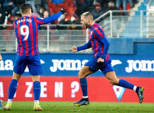 Eibarrek markagailua garaipena eskuratu du Huescaren aurka (2-1)