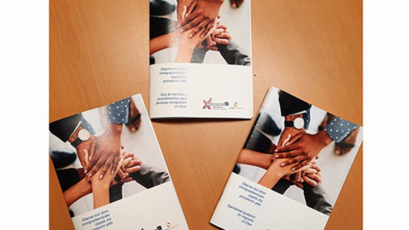 Eibarren bizi diren etorkinentzat tramiteen gida atera du Udalak, lau hizkuntzatan