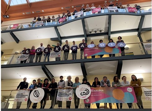 Eibarren dagoeneko 1.800 pertsona eta 100 erakundek eman dute izena Euskaraldian