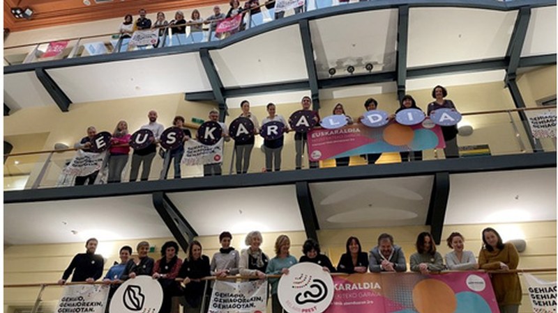 Eibarren dagoeneko 1.800 pertsona eta 100 erakundek eman dute izena Euskaraldian