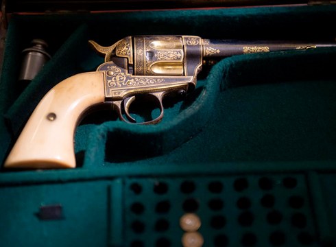 Eibarren egindako Pantxo Villaren pistola bat oparitu dio Kubako presidenteak Mexikokoari