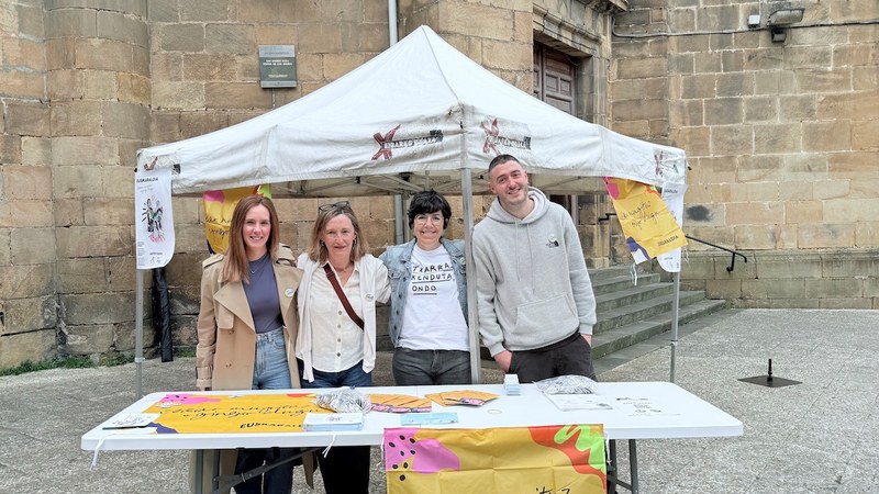 Eibarren ere hasi dira Euskaraldiko txapak banatzen