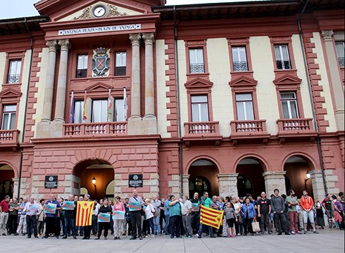 Eibarren ere Kataluniako atxiloketak salatzeko elkarretaratzea egin da