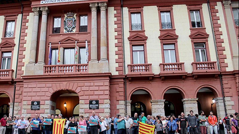 Eibarren ere Kataluniako atxiloketak salatzeko elkarretaratzea egin da