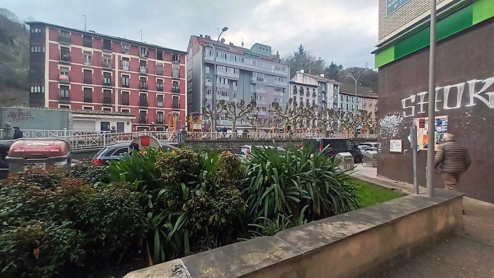 Eibarren etxebizitzetan egindako iruzurragatik akusatu nagusiak gertatutakoa onartu du, eta bost kalteturi kalte-ordainak eman dizkie