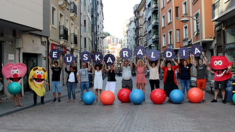 Eibarren Euskaraldiaren enbaxadore izango den “hamaikakoa” aurkeztu dute