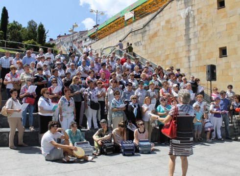 Eibarren Kaleetan Kantuz jaia giro ederrean ospatu zuten