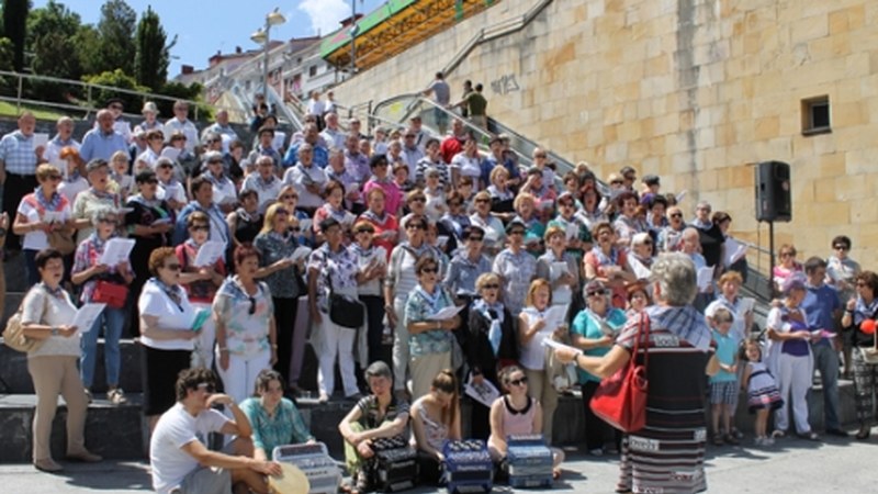 Eibarren Kaleetan Kantuz jaia giro ederrean ospatu zuten