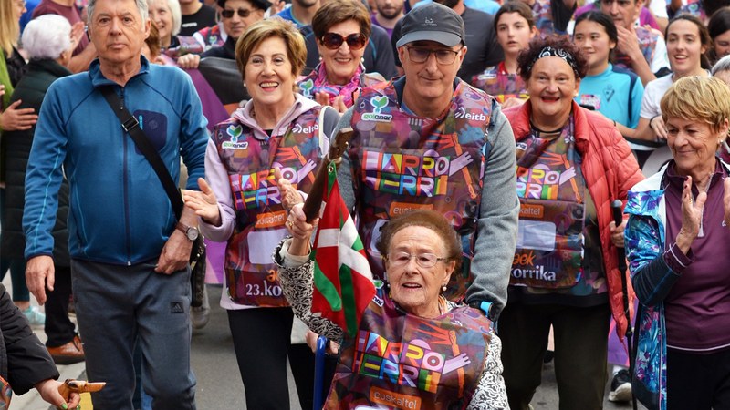 Eibarren Korrikaren lekukoa hartu duten 54 taldeen argazkiak bildu ditugu