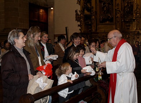 [ARGAZKIAK] Eibartar mordoa joan dira elizara sanblasak bedeinkatzera